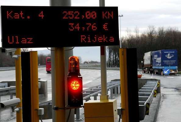 Blagajnika kojeg su skidali do gola vratit će na posao
