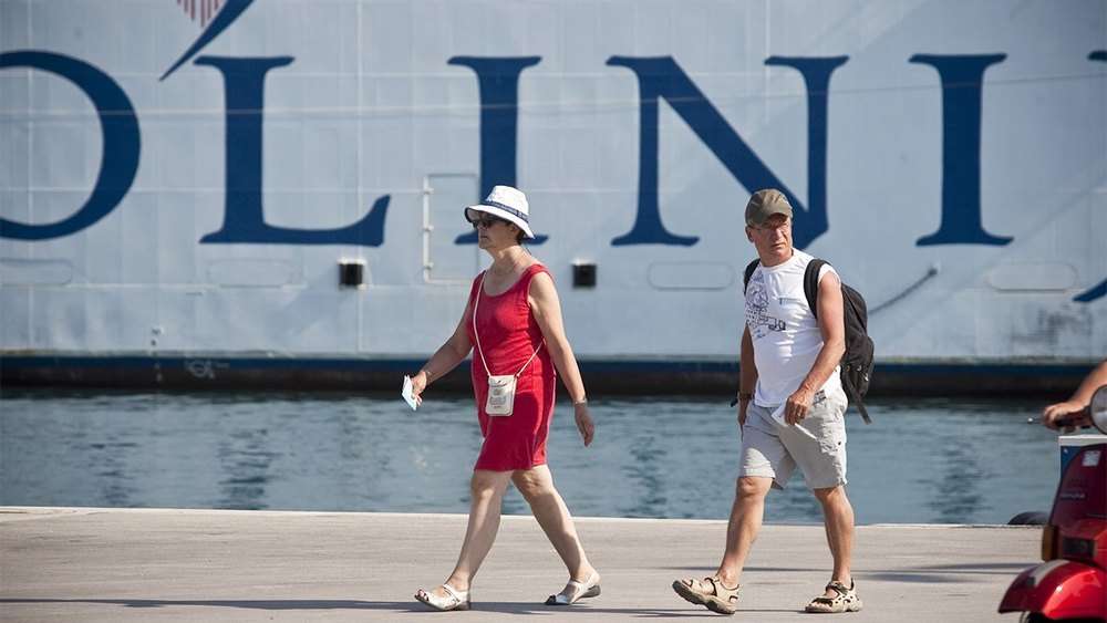 Mirni prosvjed radnika Jadrolinije: U splitskoj luci usporen ukrcaj vozila i putnika na trajekte
