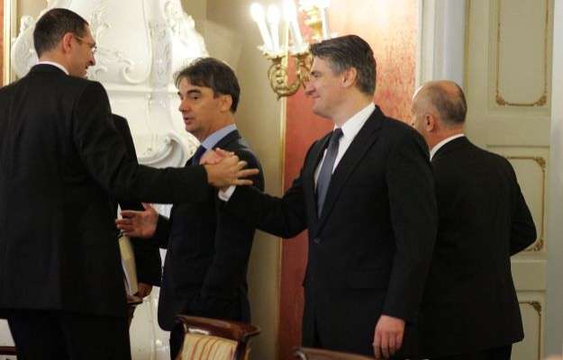 Rasipna banda: Država se raspada, nesposobni ministri žure spiskati budžete