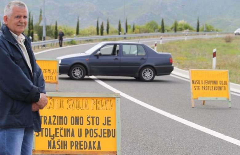 Blokirali ulaz na A1 zbog oduzetih parcela: 'Platite narodu zemlju koju ste oteli'!