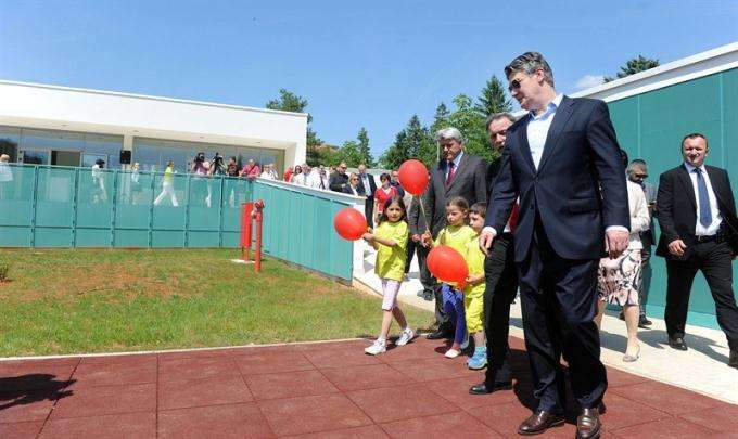 Milanović u oporbi žestoko kritizirao paradiranja, a par mjeseci prije izbora svečano otvorio - vrtić
