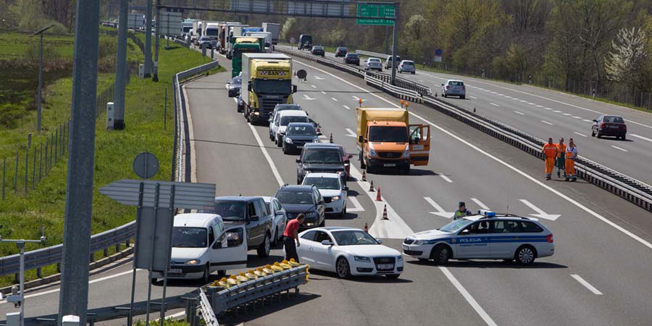 NESREĆA NA A1 Sudarilo se više vozila, vozi se zaustavnim trakom uz ograničenje brzine od 40 km/h
