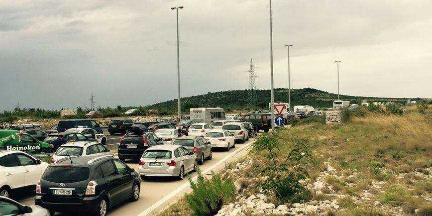 HAC u čudu zbog kaosa kod odmarališta (tj. odmorišta) Nadin: zbog gužve razvalili žicu i autima otišli s autoceste! 