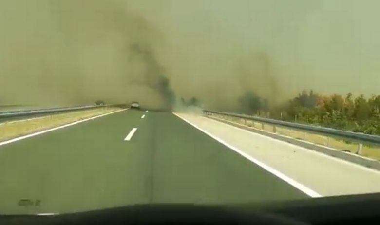 VIDEO: 'AJMO ĆA, PA ŠTA BUDE!' Pogledajte dramatičnu vožnju Dalmatinom uz čiji je rub gorio veliki požar, a prekrila ju je zastrašujuća dimna zavjesa 