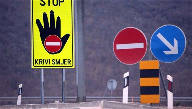 Kako postupiti kad je na autocesti vozač koji vozi u suprotnom smjeru