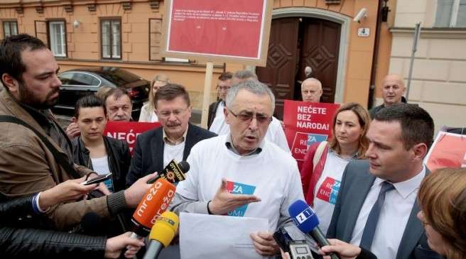 Ljudi koji žele organizirati onaj referendum o referendumu predali su danas svoja pitanja Ustavnom sudu