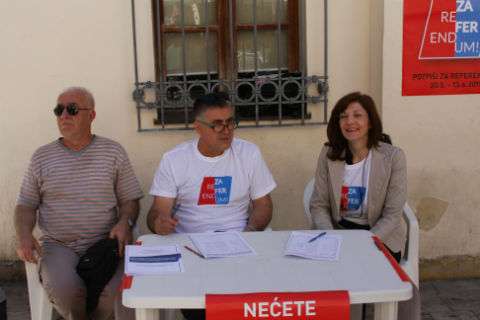 REFERENDUM ZA REFERENDUM: Skupljanje potpisa pred kazalištem 