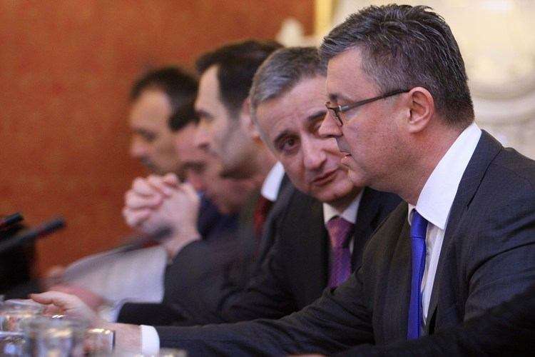 Vlada pokreće postupak pregovora o izmjenama i dopunama kolektivnih ugovora zaposlenih u državnim i javnim službama
