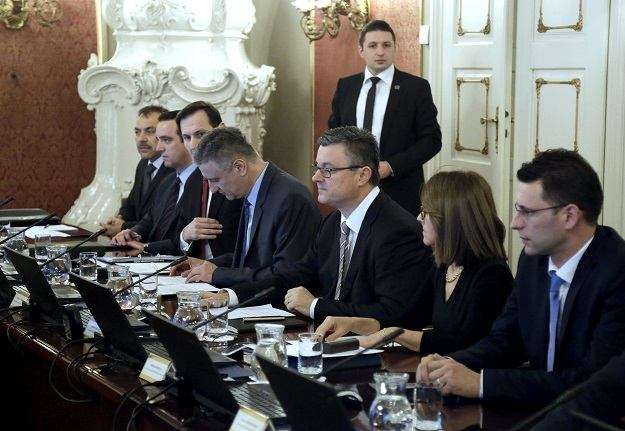 Napokon manje privilegija: Vlada reže troškove za mobitele, kartice, službene automobile...