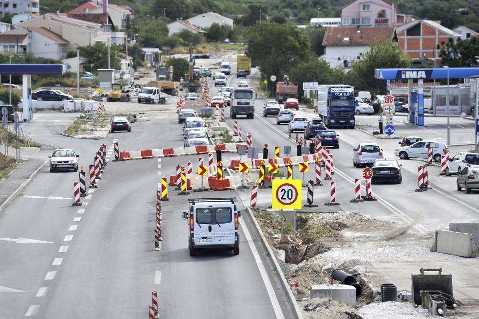 Sanader je najavljivao da će cesta biti gotova za dvije godine, a u deset su napravili - devet kilometara!