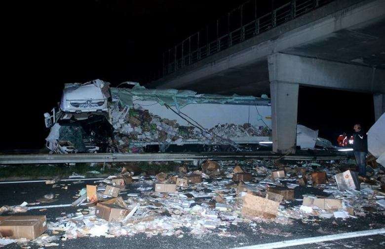 Poginule dvije osobe: Radnici HAC-a krali meso iz hladnjače koja se zaletjela u nadvožnjak