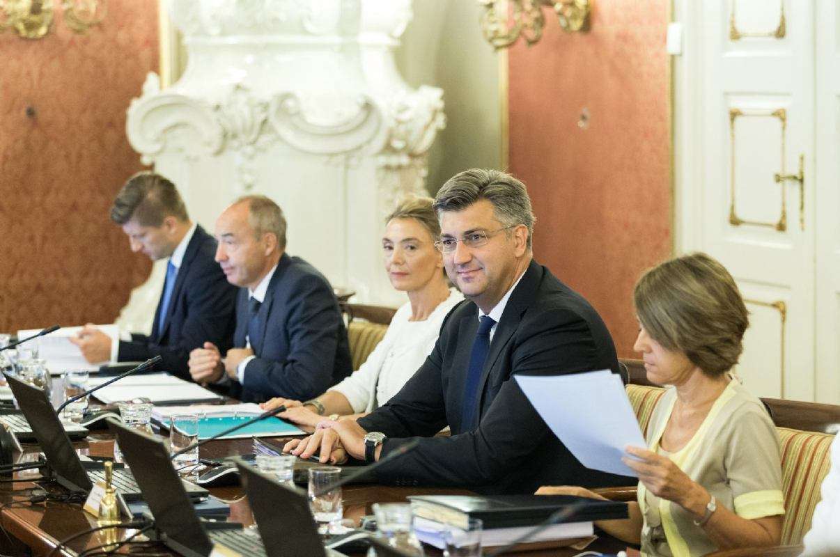 Vlada poništila odluku o smanjenju najvećih mirovina za 10 posto