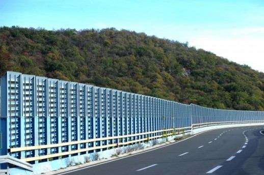 PROMAŠENA INVESTICIJA NA AUTOCESTI Burobrani već deset godina stoje beskorisni na skladištu