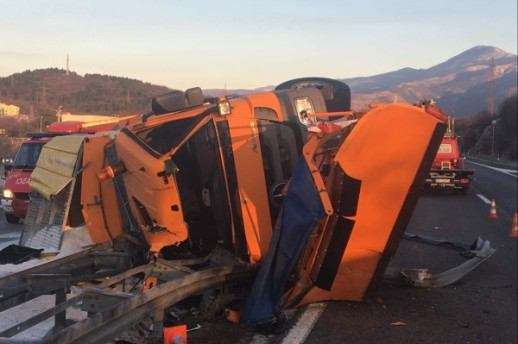 UŽASAN PRIZOR NA AUTOCESTI Jedan poginuli u prevrtanju ralice između čvorova Kikovica i Čavle