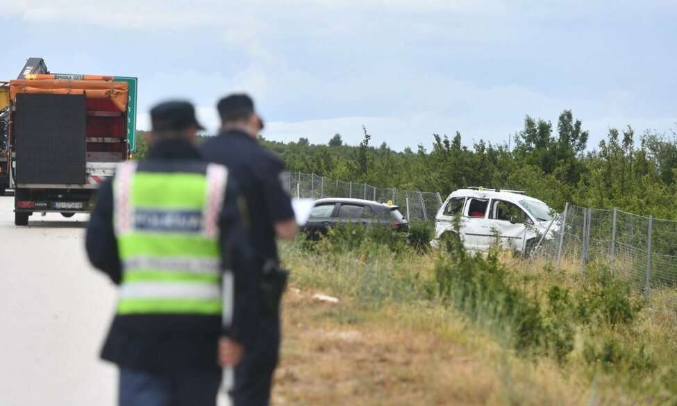 Radnici HAC-a u bolnici nakon što je automobil naletio na njih dok su pomagali unesrećenima na A1